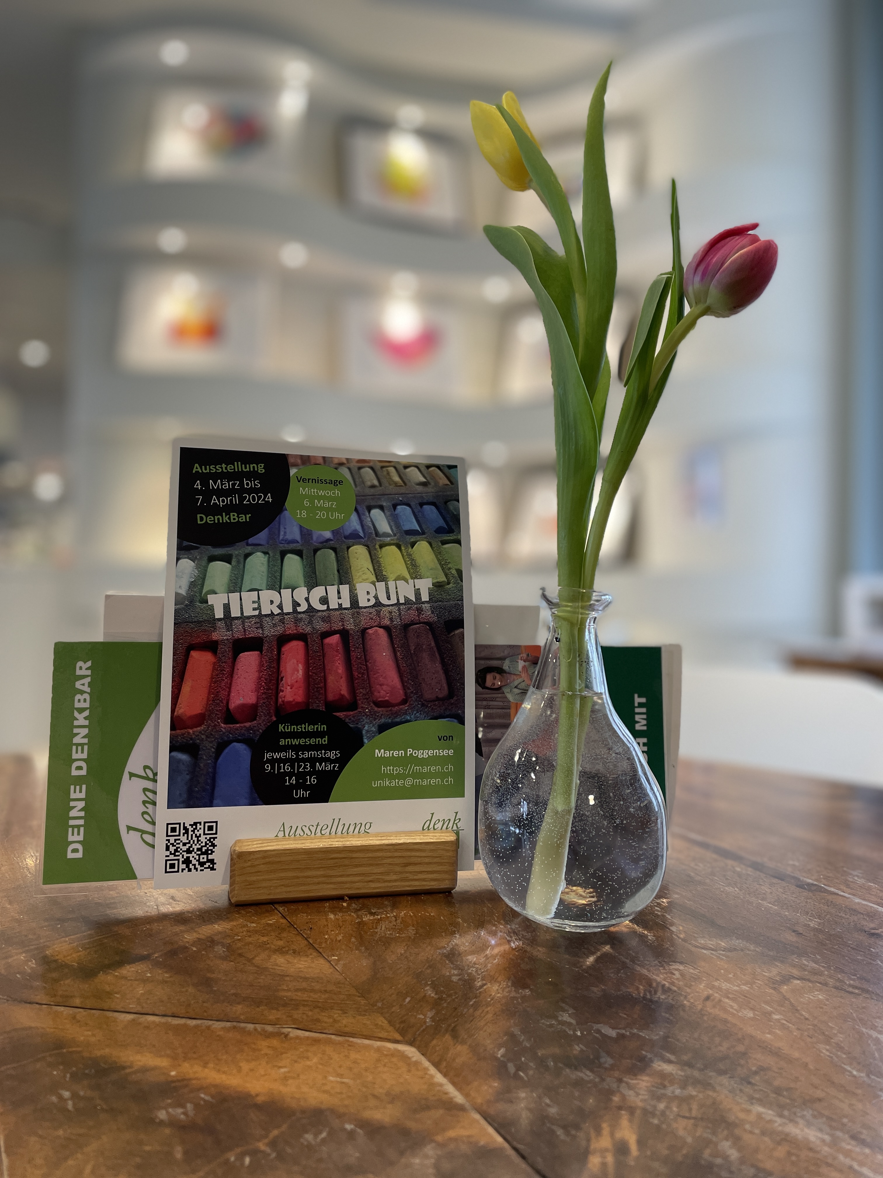 Flyer auf dem Tisch in der Denkbar in St. Gallen