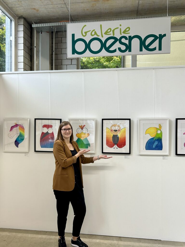 Maren Poggensee vor einigen ihrer Unikate in der Galerie boesner